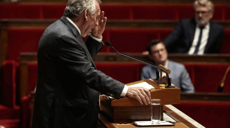 Orages : « Ça fuit »… Pendant que Bayrou est au micro, l’eau s’infiltre à l’Assemblée nationale