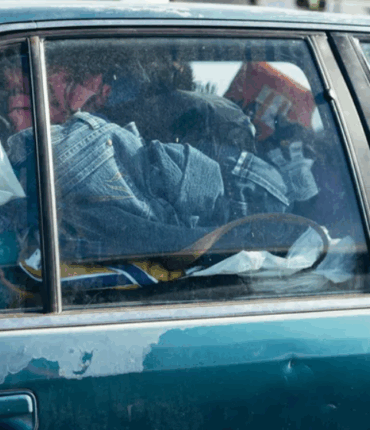 À 78 ans, il récupère enfin sa maison squattée… après avoir dormi 19 mois dans sa voiture