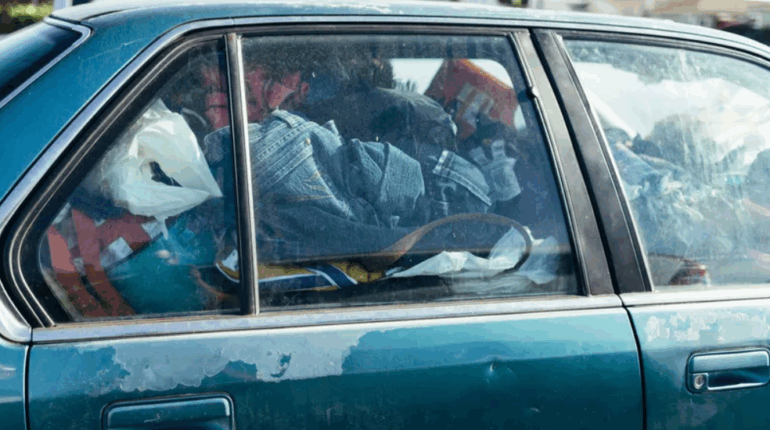 À 78 ans, il récupère enfin sa maison squattée… après avoir dormi 19 mois dans sa voiture