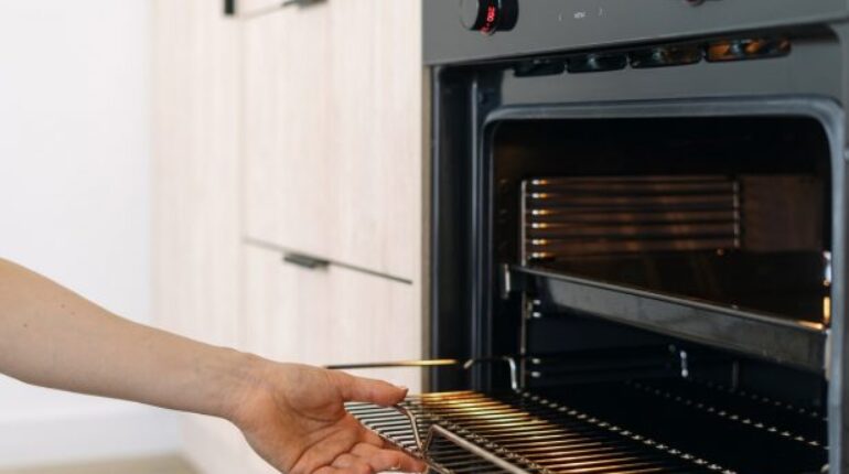 Dites adieu aux résidus sur vos grilles de four avec ce guide simple et efficace !