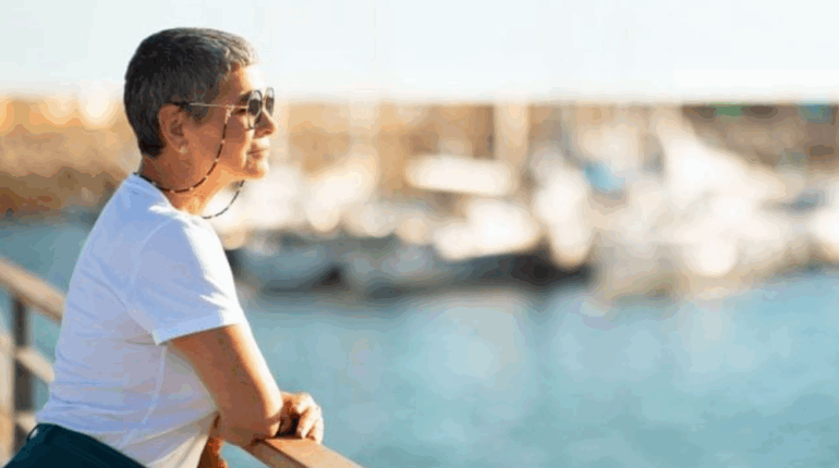 Fini l’EHPAD : à 77 ans, elle quitte sa maison de retraite et part vivre sur un bateau de croisière, « C’est bien moins cher »