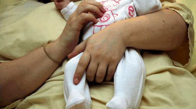 Elle donne naissance à sa fille après 13 mois de grossesse