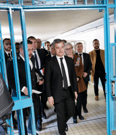 Après les rafles dans les gares, Retailleau et Darmanin lancent la chasse aux étrangers en prison