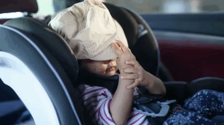 Elle laisse son bébé dans la voiture pour aller se faire des injections aux lèvres, il décède à cause de la chaleur