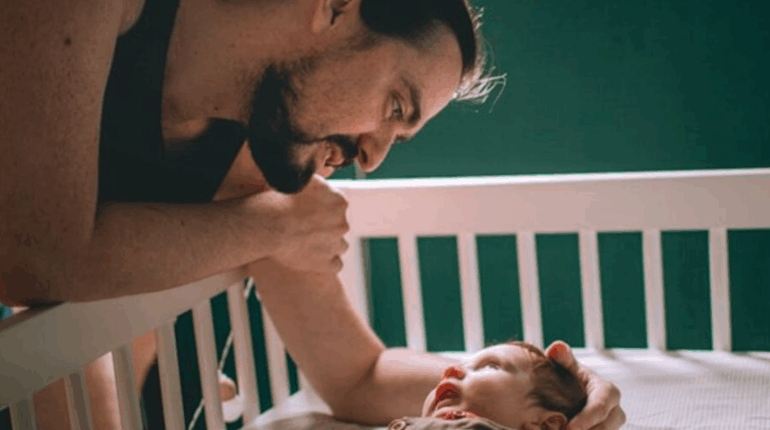 Une experte conseille aux parents de demander l’accord de leur bébé lorsqu’ils changent sa couche