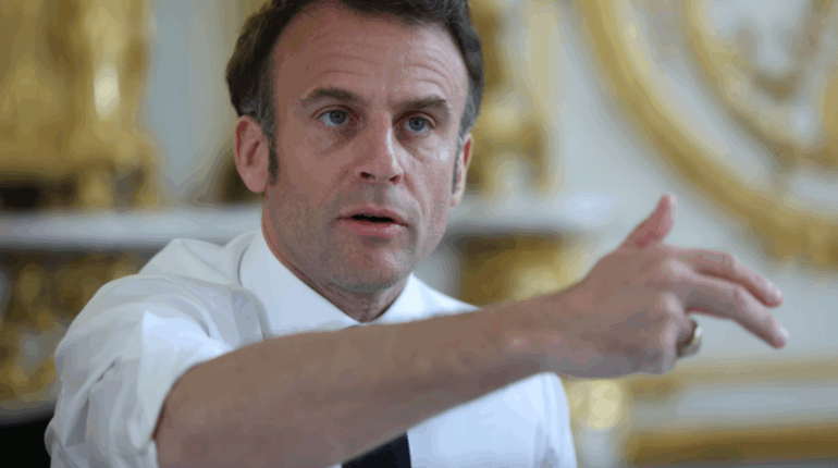 « Je n’ai jamais été adolescent. Je n’aime pas les adolescents » : Emmanuel Macron se lâche dans une interview à l’étranger