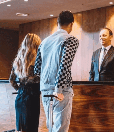 Si un hôtel vous réclame votre carte d’identité, voici ce qu’un expert conseille de répondre !