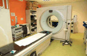 Il venait en aide à sa femme qui devait passer une IRM, il se retrouve aspiré par la machine et décède