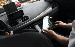 Je suis conducteur de voiture-radar, voici combien je gagne et ce que vous ignorez sur ce métier