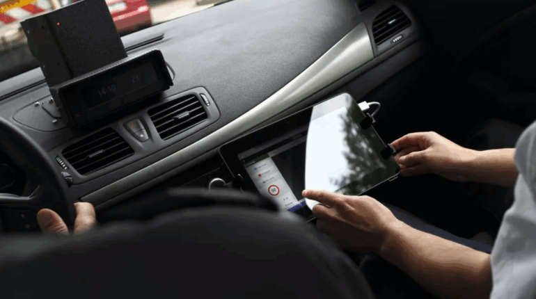 Je suis conducteur de voiture-radar, voici combien je gagne et ce que vous ignorez sur ce métier