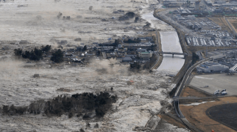 Alerte au tsunami : ces images affolantes des premières villes touchées (photos)