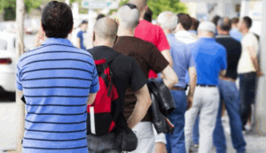 « Restaurant, concert… Je suis payée 27 euros de l’heure pour faire la queue à la place des gens »