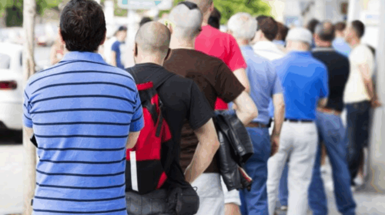 « Restaurant, concert… Je suis payée 27 euros de l’heure pour faire la queue à la place des gens »