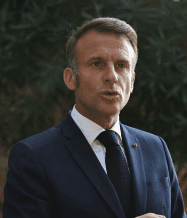Emmanuel Macron torse nu en vacances, son corps affole Tibo InShape : « Pas mal du tout ! »