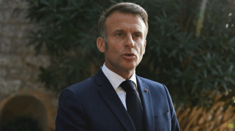 Emmanuel Macron torse nu en vacances, son corps affole Tibo InShape : « Pas mal du tout ! »