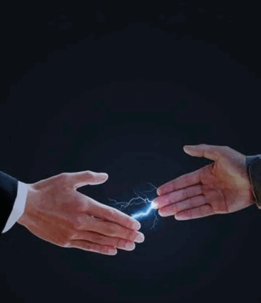 Que signifie le fait de recevoir une décharge électrique en touchant une personne, selon la science