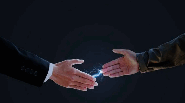 Que signifie le fait de recevoir une décharge électrique en touchant une personne, selon la science