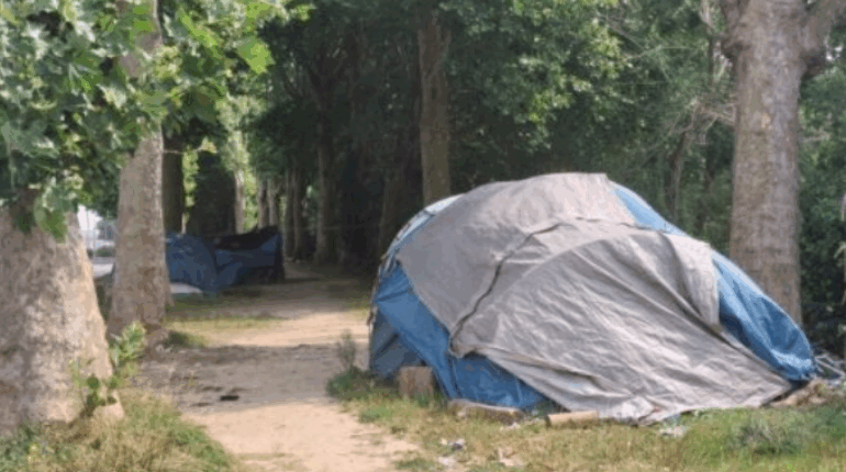 À Caen, une maman et ses trois enfants laissés dehors émeuvent l’opinion…