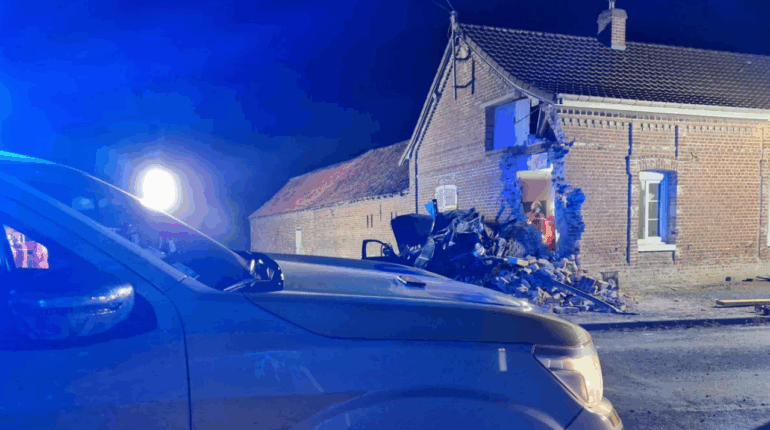 Somme : Une voiture percute une maison, trois morts dont une habitante