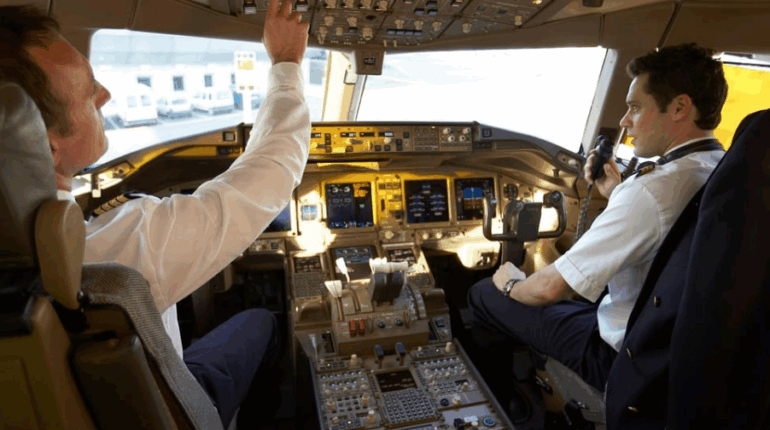 Un pilote d’avion sous champignons hallucinogènes qui avait tenté de couper les moteurs en plein vol plaide coupable