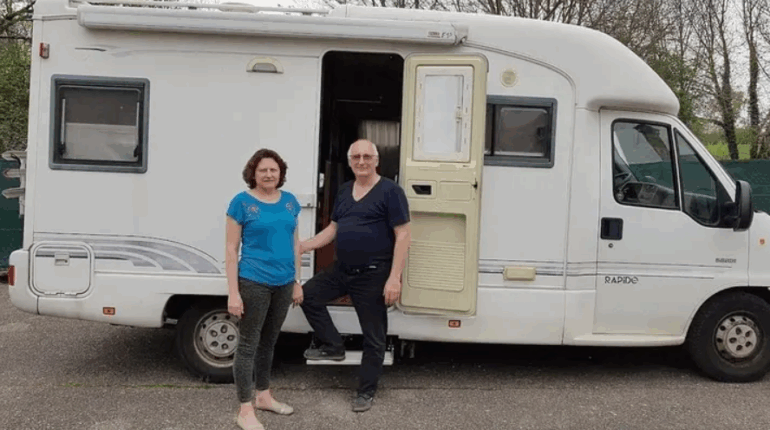 « Ils sont retraités et dorment dans un camping-car » : l’incroyable situation de ce couple à la rue face à un squatteur