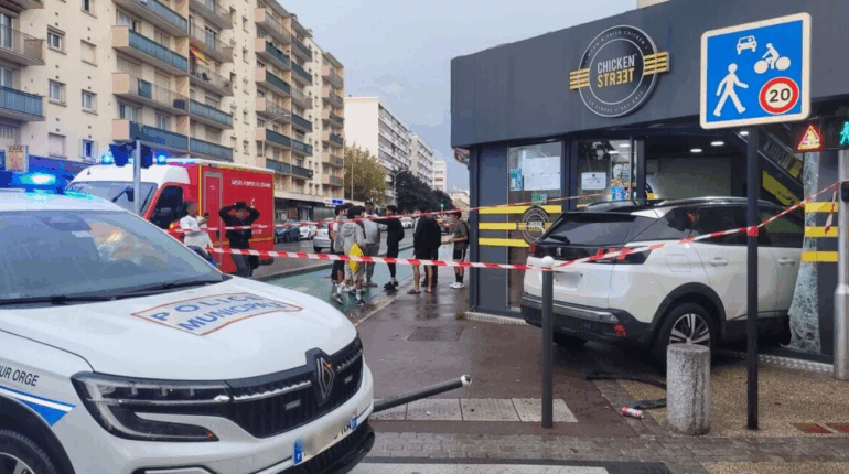 Juvisy-sur-Orge : un conducteur de 89 ans fait un malaise, sa voiture s’encastre dans un restaurant