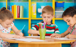 En faillite, cette école vend les dessins des enfants aux parents 1 200€ pour payer les salaires des profs : « Ce sont des oeuvres d’art »