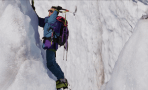 Vidéo glaçante : un alpiniste fait une chute mortelle de 200 mètres après avoir détaché sa corde pour prendre une photo