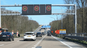 « Ils ont cru à une décoration d’Halloween » : un corps retrouvé pendu à un panneau de signalisation sur le bord de l’autoroute