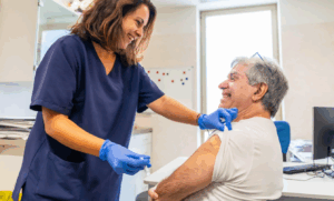 Grippe : cette année, les plus de 65 ans auront droit à un vaccin « boosté » recommandé par la HAS