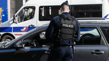 Il démarre au feu vert… et reçoit 750 € d’amende : la règle que 9 conducteurs sur 10 ignorent