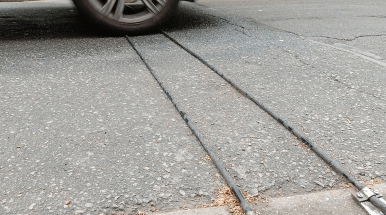 L’utilité des câbles noirs au milieu des routes révélée