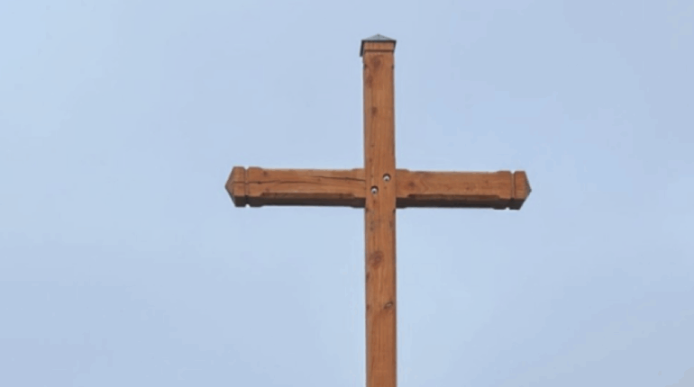 Retrait d’une croix à Montgenèvre: une enquête ouverte après des menaces sur le maire