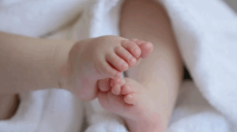 « Un beau bébé » : cette maman accouche d’un enfant de 5,8 kilos, les gens n’ont jamais vu un bébé aussi dodu