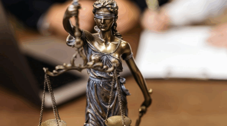 Bénéficiaire d’une allocation pour « handicap sévère », elle participe à une course à pied : elle est condamnée à 8 mois de prison et une lourde amende