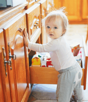 Drame familial : une fillette aurait provoqué la chute de sa petite sœur depuis un immeuble…