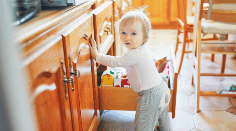 Drame familial : une fillette aurait provoqué la chute de sa petite sœur depuis un immeuble…