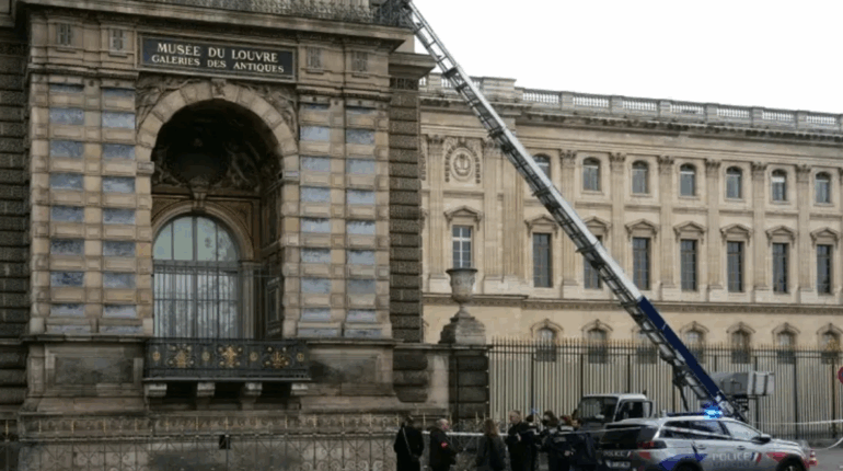 Cambriolage au Louvre : Les deux suspects mis en examen et placés en détention provisoire