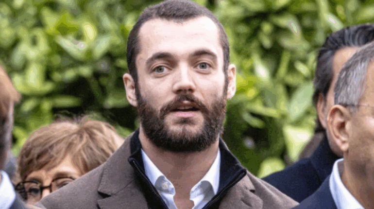 Louis Sarkozy presque nu devant les caméras, il fait le show en boxer à la télé, du jamais-vu pour le fils de Nicolas