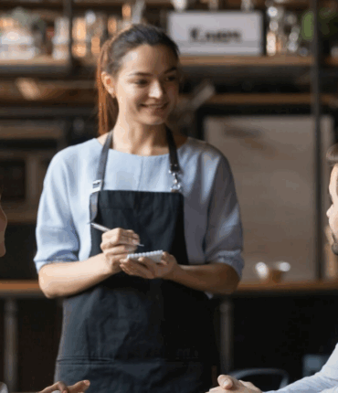 Mécontent de son service, un client s’en prend à la serveuse et au directeur du restaurant…