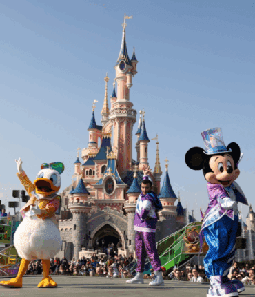 Disney : après 2 h d’attente, ce couple refuse de céder sa place à des enfants, la scène tourne à l’affrontement et divise les parents