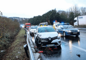 Huit véhicules impliqués dans un accident sur l’A16 vers Boulogne-sur-Mer, un pompier volontaire mort en tentant d’intervenir