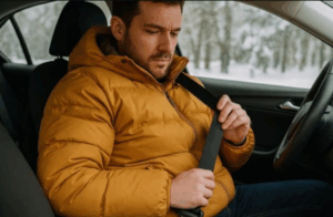 Vous conduisez en doudoune l’hiver ? Les experts tirent la sonnette d’alarme sur ce réflexe qui peut coûter cher