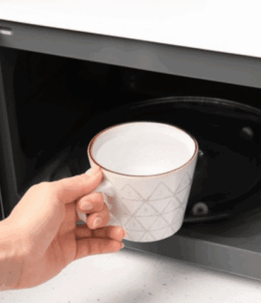 Ne jamais mettre un verre d&rsquo;eau au micro-ondes pour le chauffer, l&rsquo;avertissement urgent des experts à lire