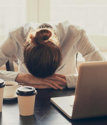 La santé mentale des femmes se dégrade au travail : elles prennent 2 fois plus d’antidépresseurs que les hommes