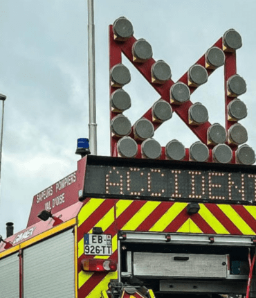 Loire : Une femme débarque en ville avec deux personnes accrochées au capot de sa voiture