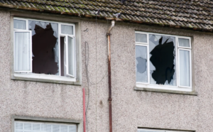 Une propriétaire condamnée à un an de prison pour avoir tenté d’intimider le squatteur de sa propre maison