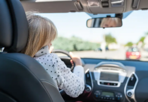 Téléphone au volant et bébé d’un an sur les genoux : la conductrice reste « hermétique aux reproches »