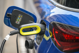 « Ils ne vont pas s&rsquo;assoir sur les recettes »: vers une taxe au kilomètre pour les voitures électriques?