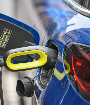 « Ils ne vont pas s&rsquo;assoir sur les recettes »: vers une taxe au kilomètre pour les voitures électriques?